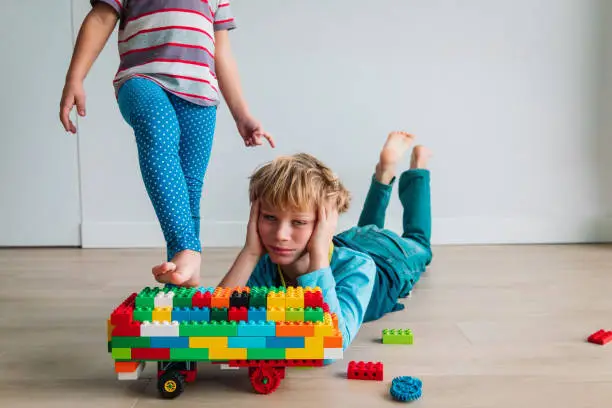 ولدي ما يلعب مع باقي الأطفال؟