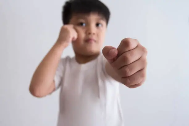 ولدي يضرب نفسه أو غيره.. أسوي شنو الحين؟