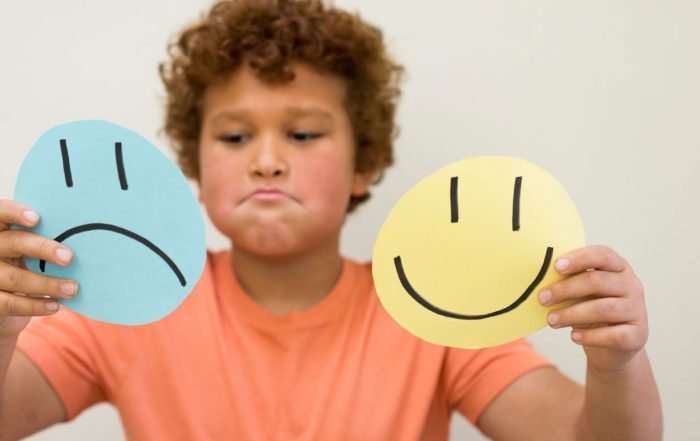 مجموعة من تعبيرات الوجه لتعليم المشاعر للطفل ومساعدته على امتلاك مفردات عاطفية تزيد من ذكائه العاطفي.