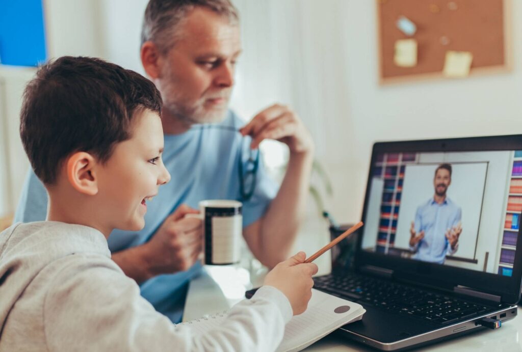 أخصائي التخاطر محمد عزمي يقدم جلسة تخاطب اونلاين تفاعلية لطفل في المنزل.